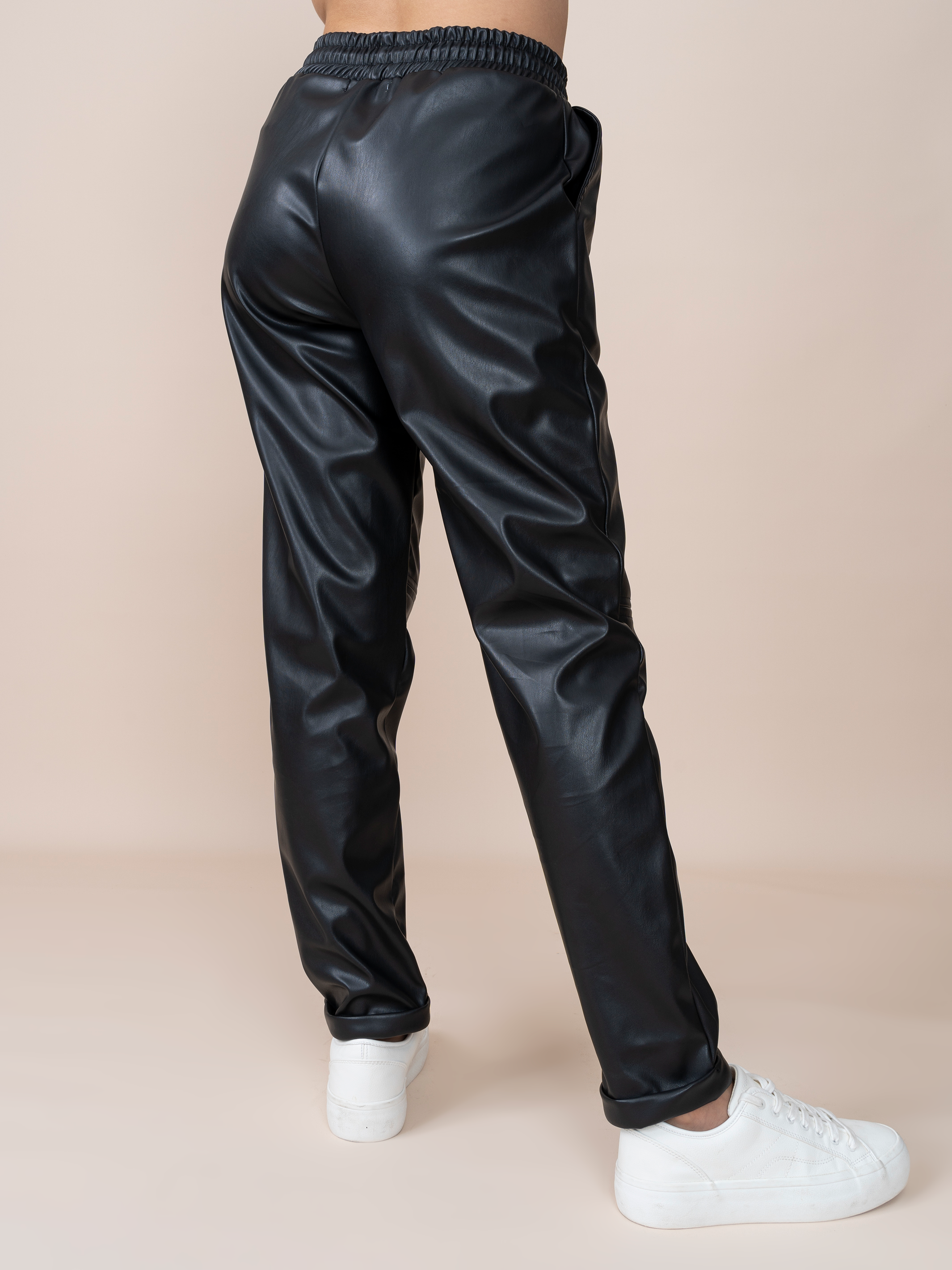 Jogger de Cuerina Grace Negra