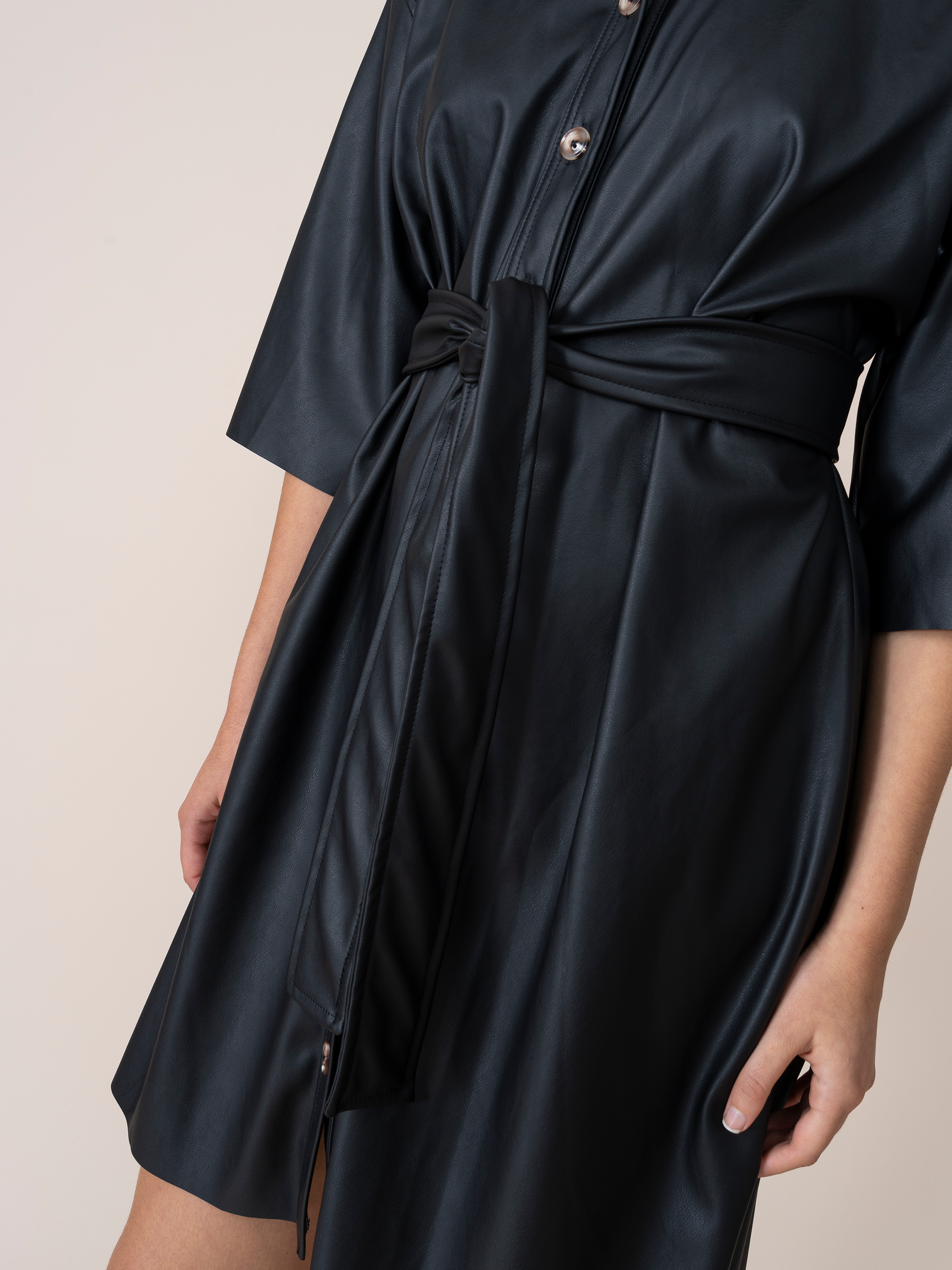 Vestido de Cuerina Alondra Negra