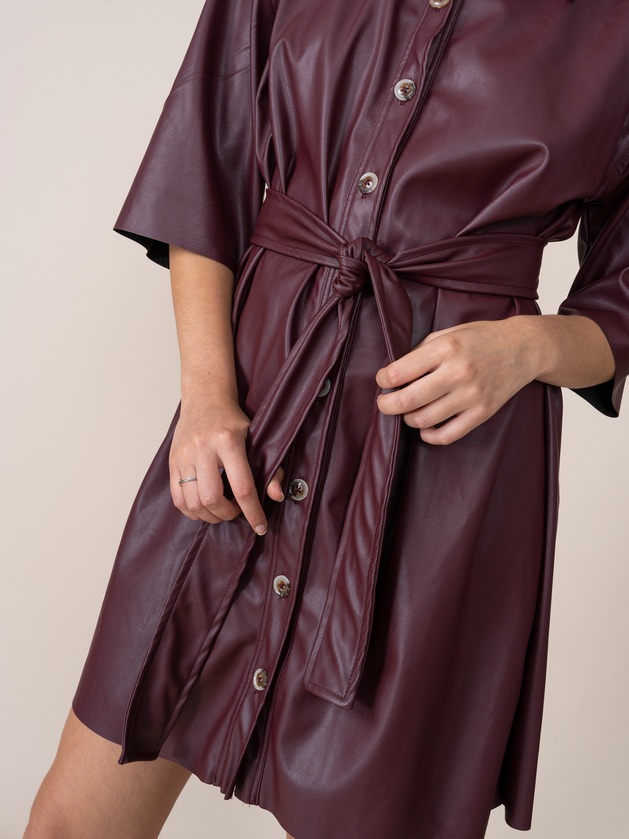 Vestido de Cuerina Alondra Guinda