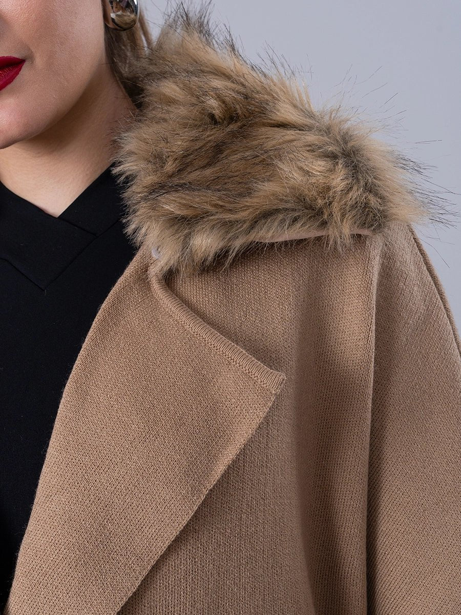 Poncho Tejido Camel Cuello Peluche - Abrigo de La Matier
