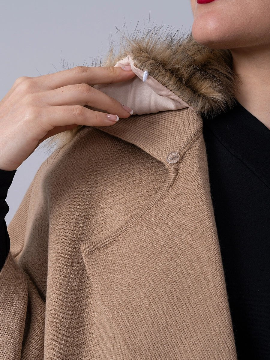 Poncho Tejido Camel Cuello Peluche - Abrigo de La Matier