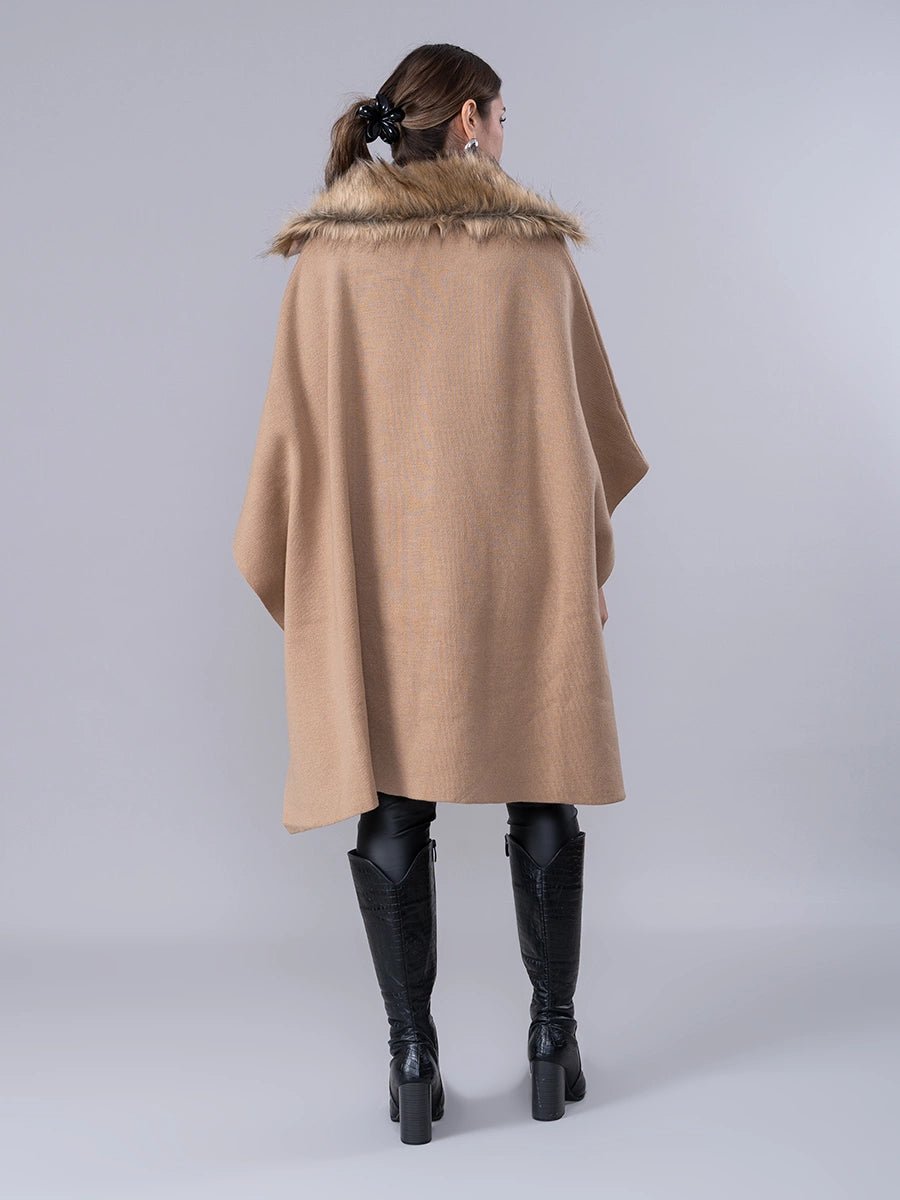 Poncho Tejido Camel Cuello Peluche - Abrigo de La Matier