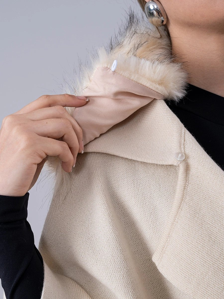 Poncho Tejido Crema Cuello Peluche - Abrigo de La Matier