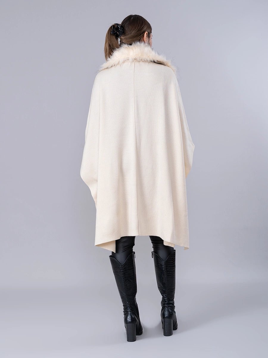Poncho Tejido Crema Cuello Peluche - Abrigo de La Matier