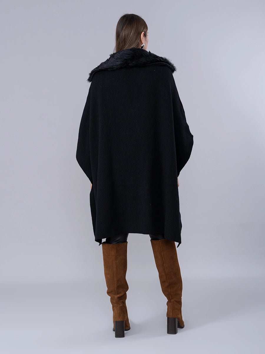 Poncho Tejido Negro Cuello Peluche - Abrigo de La Matier