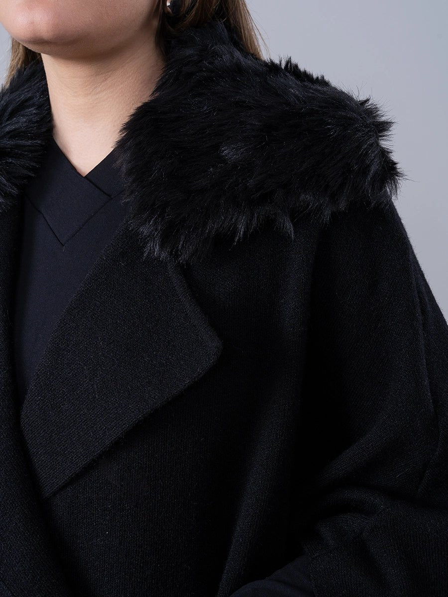 Poncho Tejido Negro Cuello Peluche - Abrigo de La Matier