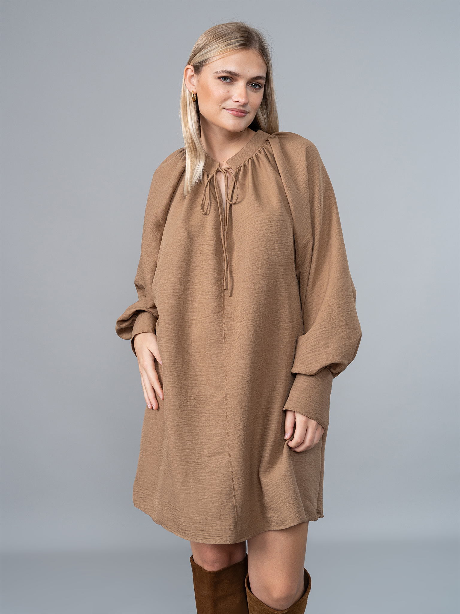 Vestido Mafer Mocha Mousse en Genova