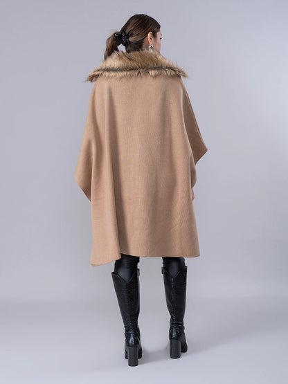 Poncho Tejido Camel Cuello Peluche - Abrigo de La Matier