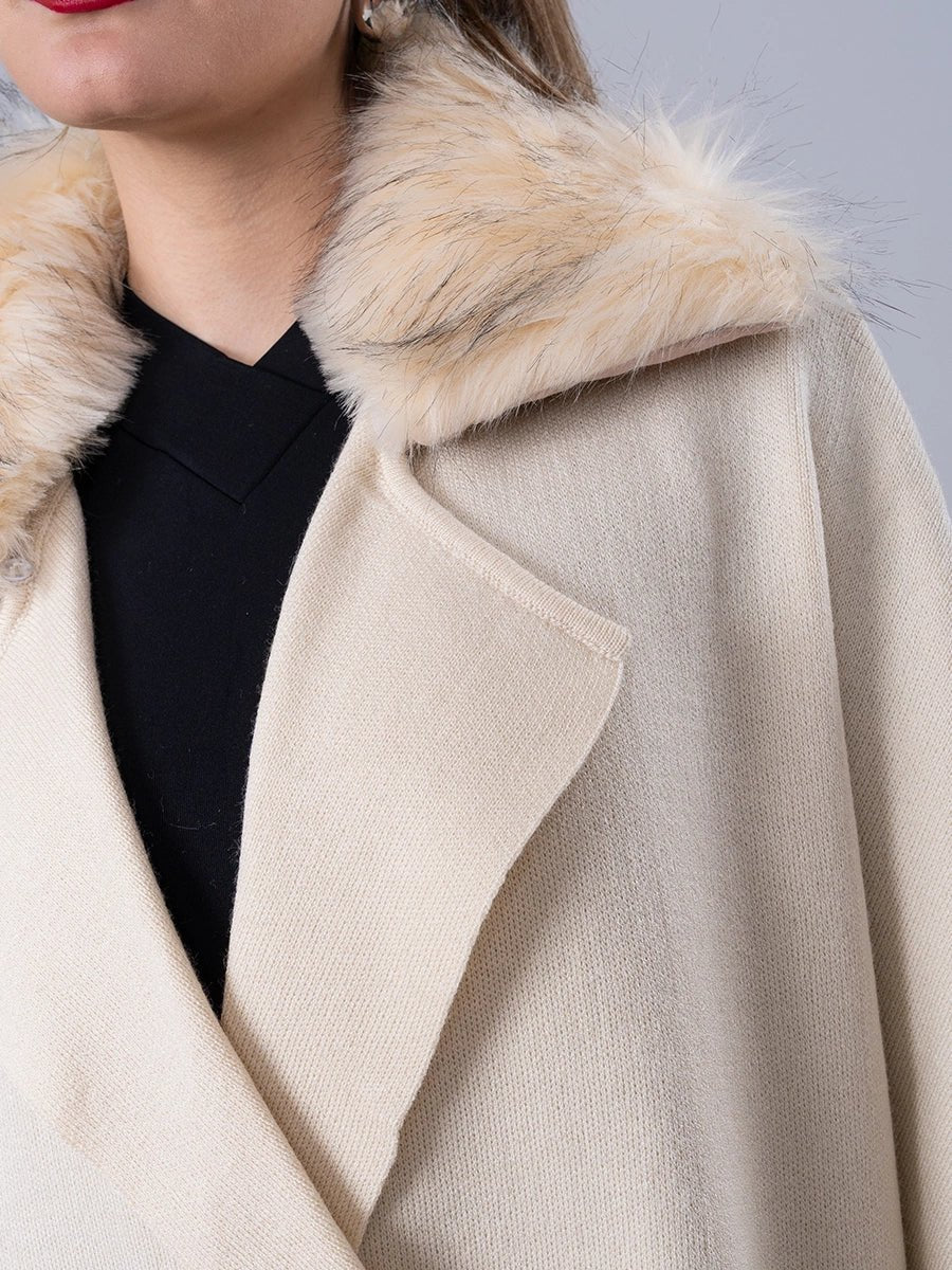 Poncho Tejido Crema Cuello Peluche - Abrigo de La Matier